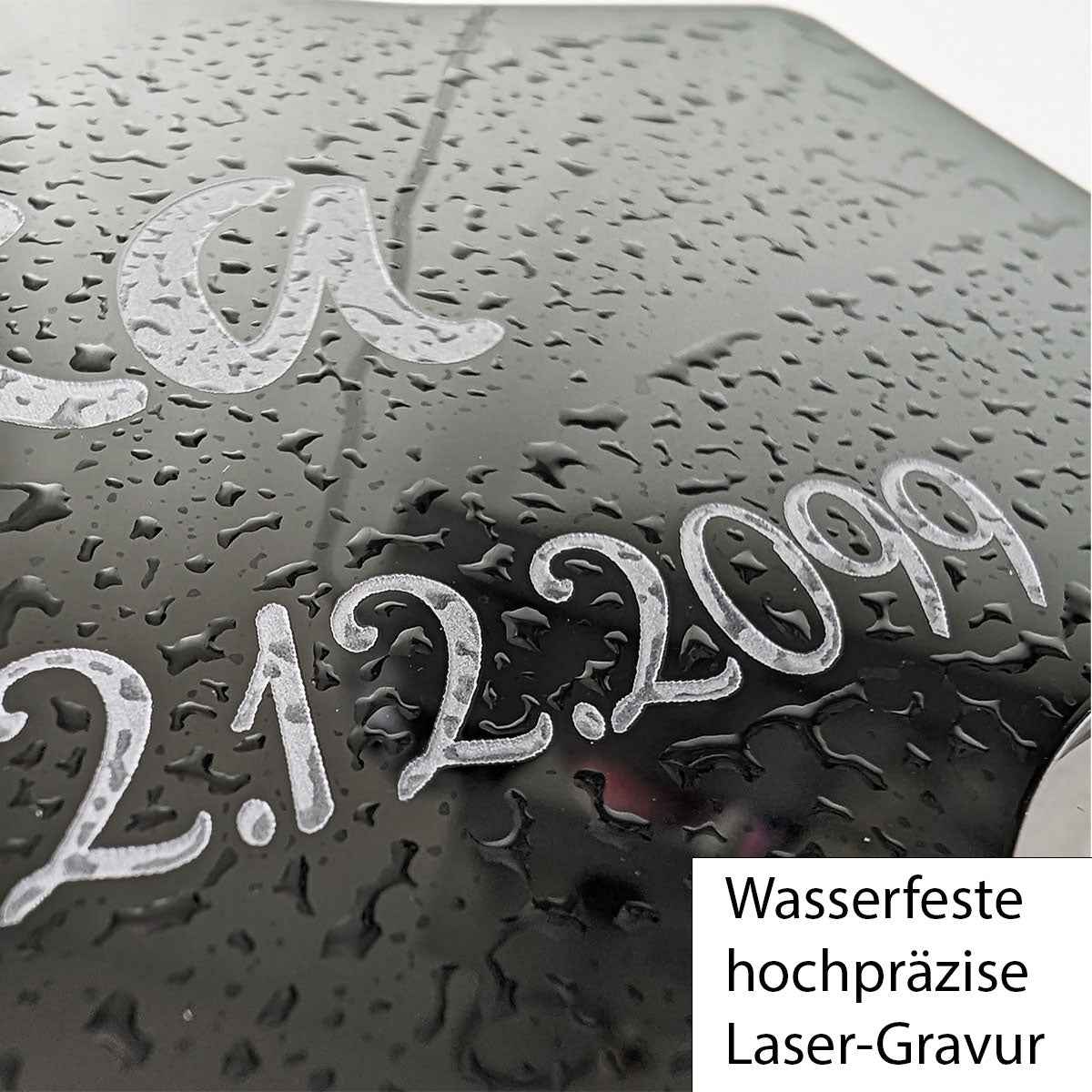 Lasergravur auf Acrylglas mit Regentropfen – Schrift auch bei Nässe sichtbar