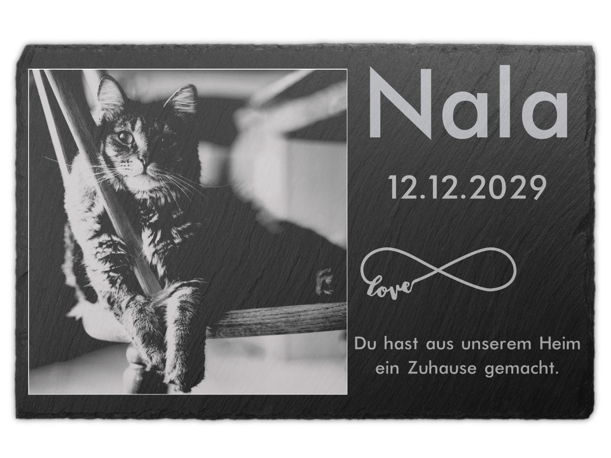 Grabstein Katze aus Schiefer – ganzes Foto samt Hintergrund graviert