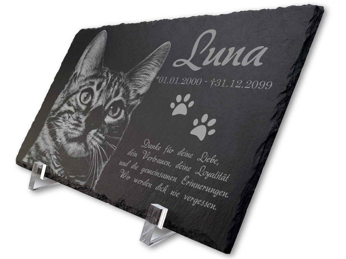Schiefer-Grabstein mit gravierter Katze, aufgestellt auf Acrylständer