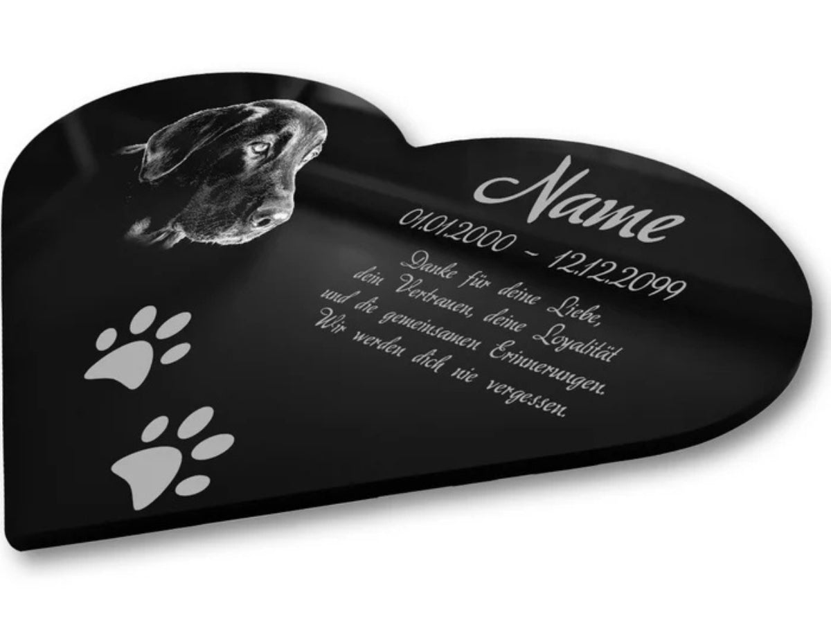 Acrylglas Tier Grabschmuck als Herz Schwarz Hochglanz mit Foto Lasergravur liegend
