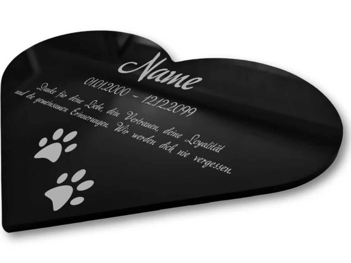 Acryl Tier Grabschmuck in Herzform Schwarz Hochglanz mit Textgravur Liegend